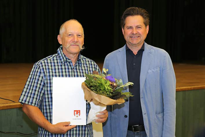 Dirk Dannenberg (l.) wurde von Bürgermeister Ulrich Stücker als neuer Ortsbeauftragter vereidigt. Foto: Christian Melzer