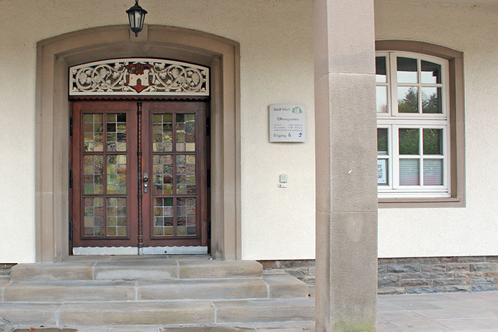 Seit dem 8. November vorübergehend der Haupteingang zum Rathaus: die Tür des Altbaus. Foto: Stadt Wiehl