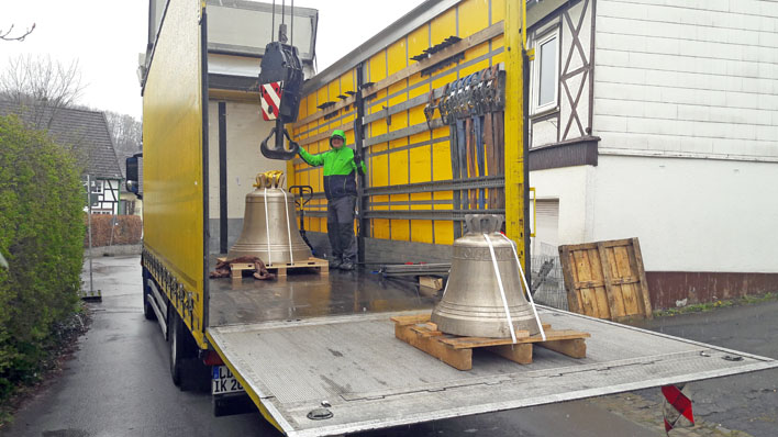 Per Lkw waren die Glocken nach Marienhagen gekommen. Die kleine und die mittlere Glocke warten noch auf ihren Einbau.