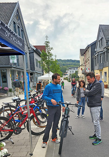 Bürgermeister Ulrich Stücker informierte sich über die neuesten E-Bikes.