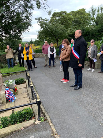 Am Kriegerdenkmal legte auch Ane Schmitter Blumen zum Gedenken nieder. Foto: Klaus Schmitter