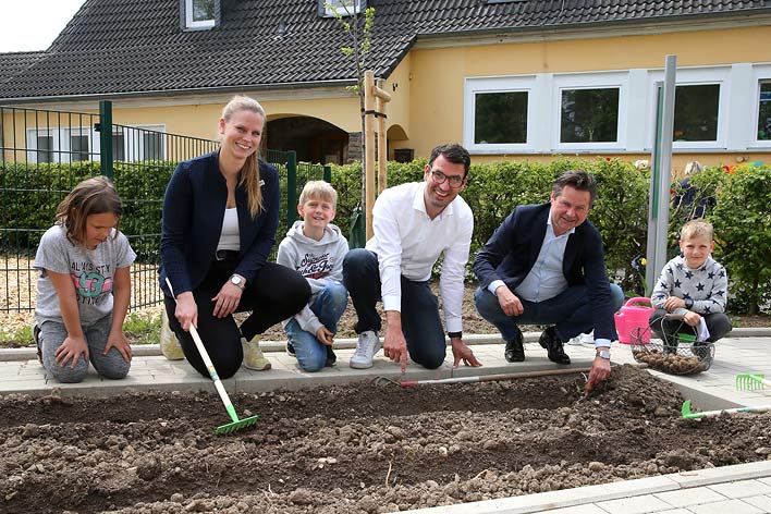 V. l.: Die Kinder Neele, Niklas und Ole setzten gemeinsam mit Alexandra Noss und Tim Vogel vom Fachbereich Schule sowie Bürgermeister Ulrich Stücker die ersten Kartoffeln.