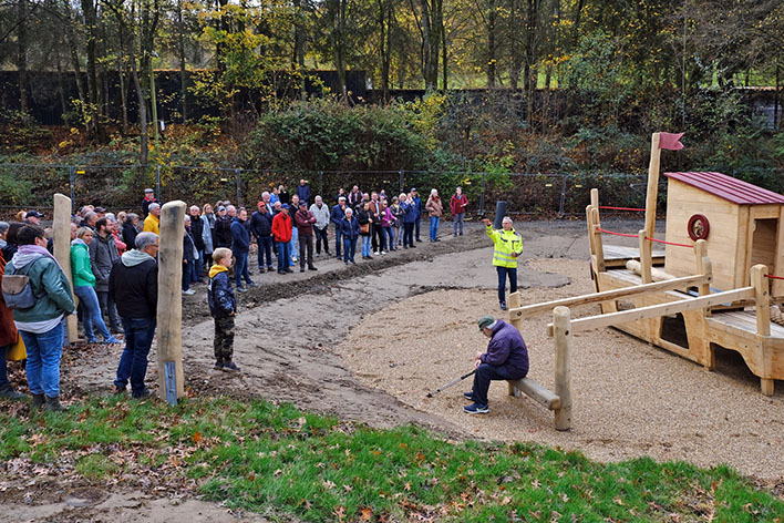 Andreas Zurek erläuterte im Rahmen des Herbstspaziergangs den neuen Spielbereich im Wiehlpark. Fotos: Stadt Wiehl 