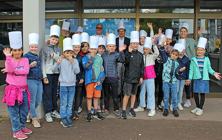 Stilecht waren die Kinder der Klasse 4c mit Kochhüten ausgestattet.