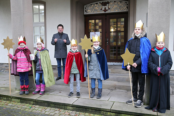 Vorm Eingang zum alten Rathaus begrüßte Bürgermeister Ulrich Stücker die Sternsinger aus Bielstein und Wiehl. Foto: Christian Melzer