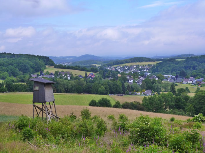 Zu den schönen Erlebnissen beim Wandern rund um Wiehl gehört auch dieser Blick über Börnhausen. Foto: Corinna Kawczyk