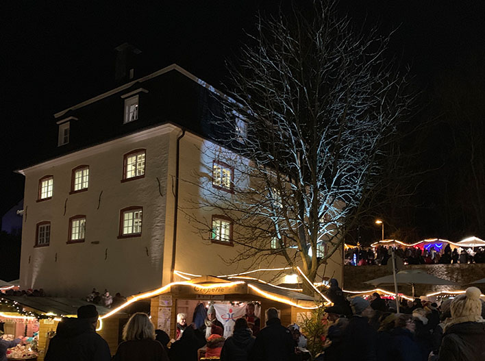 Rund um das Burghaus herrscht am vierten Advent wieder vorweihnachtliche Marktstimmung. Foto: Heimatverein Bielstein