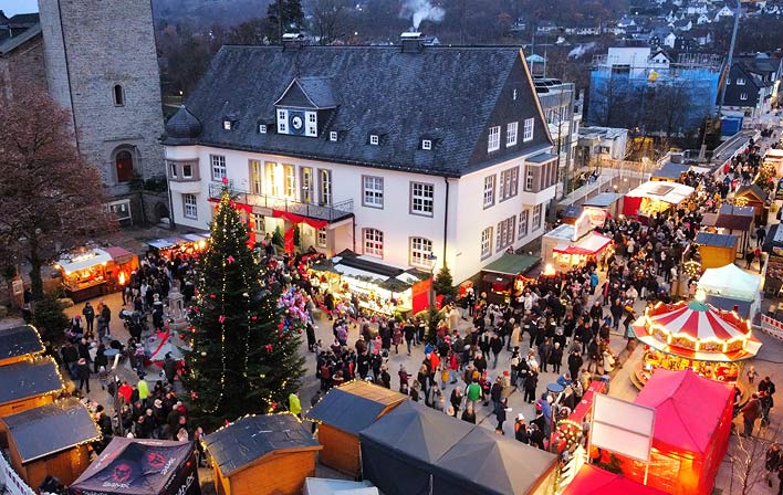 Stimmungsvolles Ambiente bot der Weihnachtsmarkt im Wiehler Zentrum. Foto: Christian Melzer