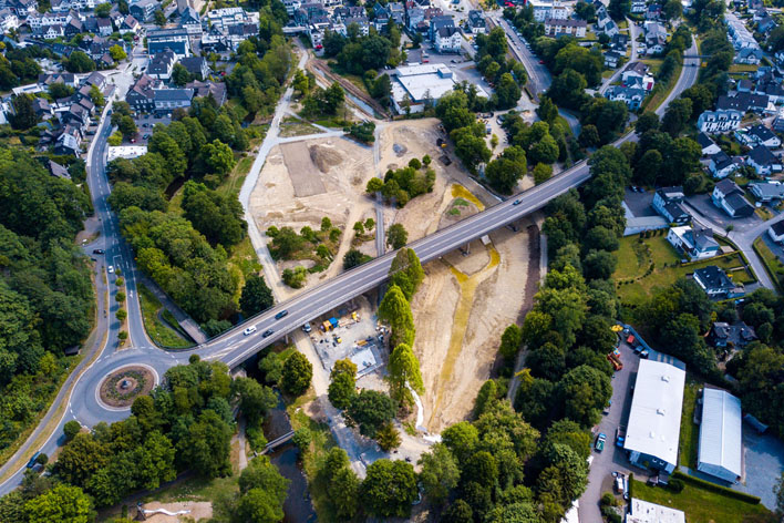 Links unterhalb der Brücke ist der Rohbau fürs Seecafé zu erkennen; deutlich zeichnet sich das Wegenetz ab. Foto: Stadt Wiehl