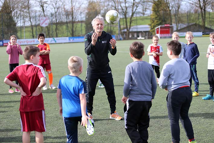 Mit den Kindern am Ball: Marcel Witeczek, frher Profi u. a. bei Bayern Mnchen und Borussia Mnchengladbach.