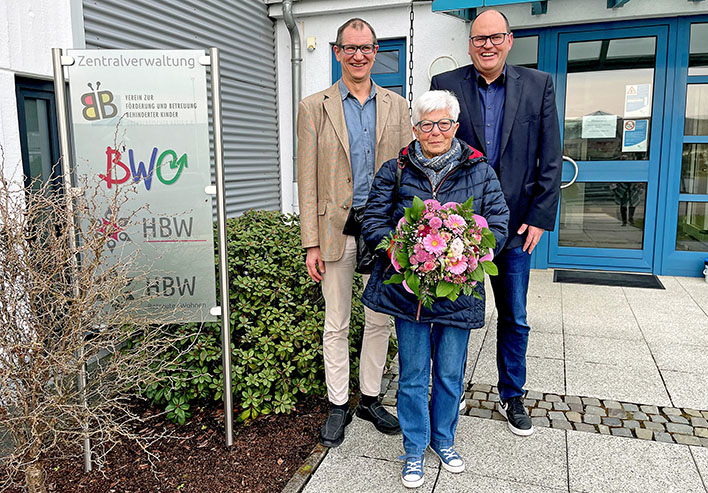  HBW-Gesamtleiter Andreas Lamsfuß (l.) und HBW-Geschäftsführer Jens Kämper dankten Edith Koester für ihren ehrenamtlichen Einsatz. Foto: HBW GmbH