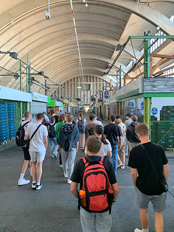 Auch die denkmalgeschützte Großmarkthalle nahmen die Mitglieder des Leistungskurses bei ihrer Köln-Exkursion in Augenschein. Foto: Stefan Theile-Ochel