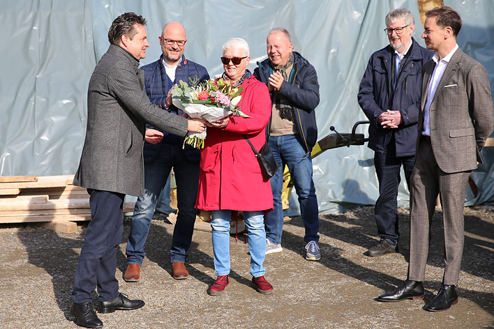Mit einem Blumenstrauß bedankte sich Bürgermeister Ulrich Stücker bei der Investorin Dorothee Faulenbach für ihr nicht selbstverständliches Engagement.
