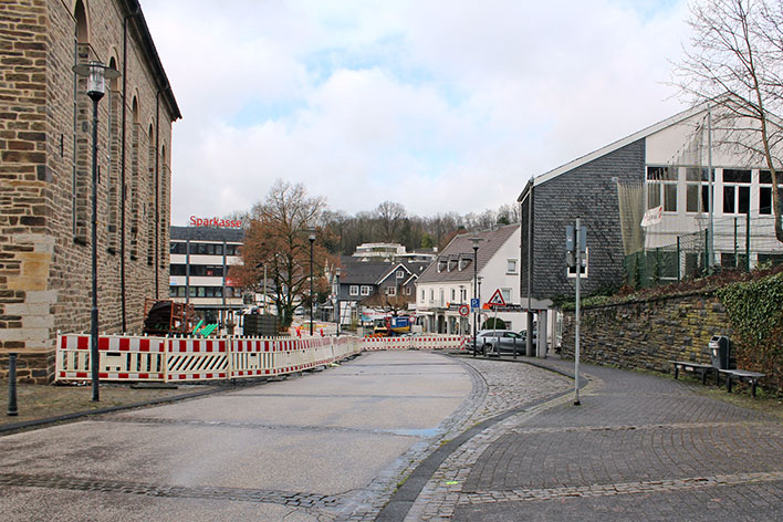 Dieser Abschnitt der Hauptstraße bleibt inklusive des Einmündungsbereichs Schulstraße ab dem 16. Januar gesperrt. Foto: Stadt Wiehl