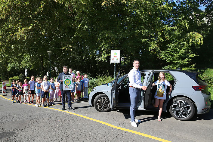 Die Hol- und Bringzone stellten Bürgermeister Ulrich Stücker (mit Schild) und Mobilitätsmanager Kai Czyrny (vorn) vor. Fotos: Christian Melzer