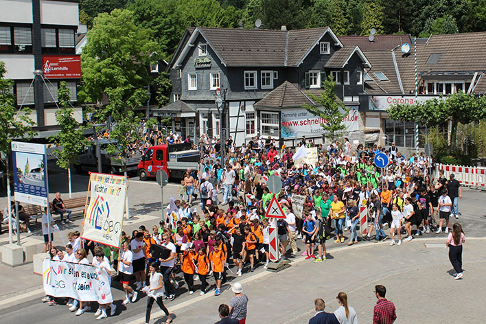 Vor dem Rathaus machte der Demonstrationszug aus Schlerinnen und Schlern kurz Halt. Foto: Stadt Wiehl