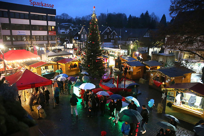 Am Samstag bestimmte Regen das Bild auf dem Weihnachtsmarkt – gemtlich war's vor allem unterm Regenschirm. Fotos: Christian Melzer