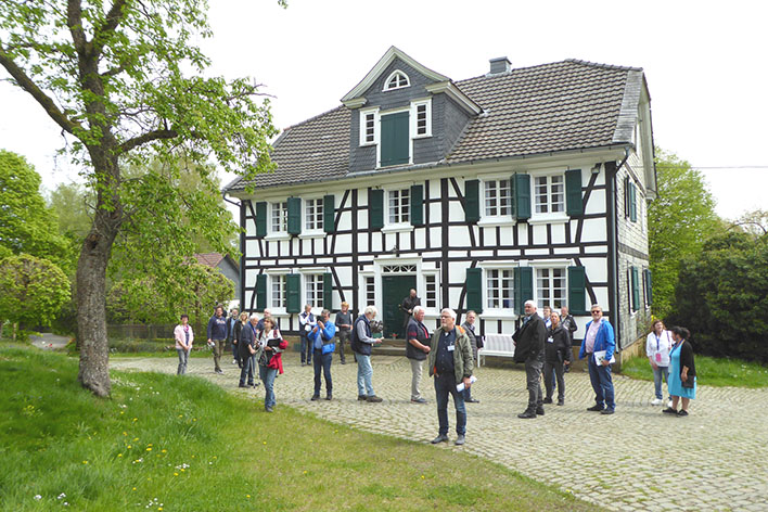 Die Bewertungskommission des Kreises nimmt nach den Sommerferien wieder oberbergische Drfer unter die Lupe – wie hier 2022 in Benroth. Foto: OBK