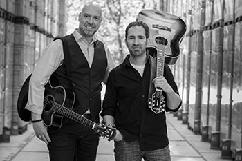 Das Duo meinschu mit Oliver Meinhold (l.) und Guido Schuster prsentiert Rock- und Popsongs auf akustischen Gitarren. Foto: meinschu
