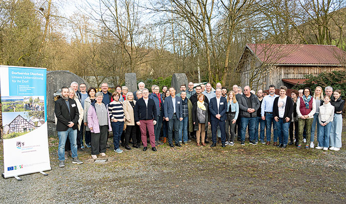 18 Dorfgemeinschaften freuen sich ber die bewilligten Frdergelder des Oberbergischen Kreises, mit denen sie ihre insgesamt 24 Projekte jetzt umsetzen knnen. Foto: OBK