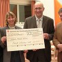 Das Straelener Unternehmen "Hout + Consens" spendete 2500 Euro an das Johannes-Hospiz der Johanniter-Unfall-Hilfe im oberbergischen Wiehl