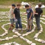 Kinder bewegen 3 Tonnen Steine: Labyrinth im Freizeitpark errichtet
