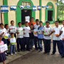 Fotos, Malstifte und Bilder von Wiehler Schülern an Kinder der Schule "La Esperanza" auf der Insel Ometepe übergeben