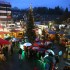 Weihnachtsmarkt mit Licht und Regen