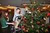 Kinder der Kita Sankt Franziskus schmckten den Tannenbaum der Wiehler Sparkasse
