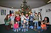 Kinder der Kita Sankt Franziskus schmckten den Tannenbaum der Wiehler Sparkasse
