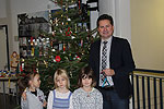 Kindergarten Farbenfroh: Kinder schmückten den Tannenbaum im Foyer des Rathauses