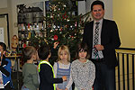Kindergarten Farbenfroh: Kinder schmückten den Tannenbaum im Foyer des Rathauses